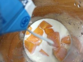 将木瓜放入搅拌杯中，倒入纯牛奶，加入炼奶和细砂糖。