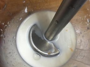 用手持搅拌器将木瓜搅打细腻。