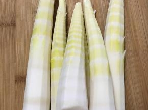 雷笋去壳洗净。