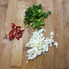 香葱，蒜头和小米椒切好备用。