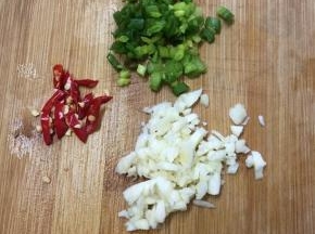 香葱，蒜头和小米椒切好备用。