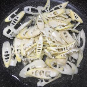 锅中加入清水，大火煮开，下入雷笋煮熟。