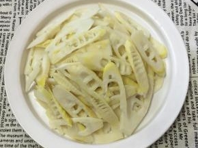 捞出沥干水，装入盘中。