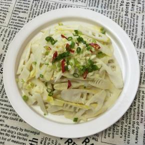 调入盐和鸡精，撒上入葱花，蒜末和小米椒。