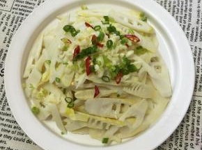 调入盐和鸡精，撒上入葱花，蒜末和小米椒。