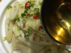 再将烧至冒青烟的油浇在蒜末上。