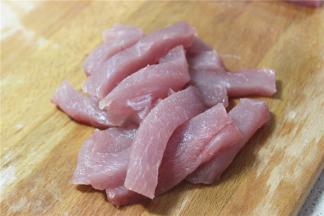 里脊肉去掉筋和膜，切成成5厘米长的段状