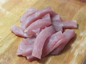 里脊肉去掉筋和膜，切成成5厘米长的段状