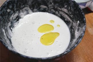 将玉米淀粉和红薯淀粉按照1：1的比例混合倒入碗中，加2-3g的泡打粉，混合均匀之后加小半碗的水，调成面糊，之后滴2滴油。