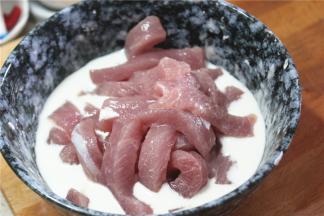 倒入腌好的里脊抓拌均匀，让面糊均匀的裹在里脊肉的表面。1斤的面粉最多加5g左右的泡打粉，最后滴几滴食用油起润滑作用，之后放入里脊肉不会出现粘连的情况