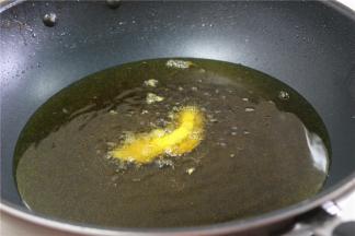 锅内放油烧至3成热，放入裹好面糊的里脊肉