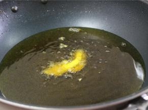 锅内放油烧至3成热，放入裹好面糊的里脊肉