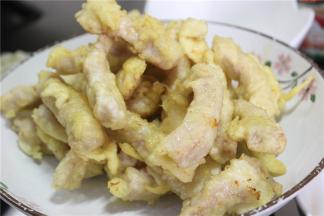 小火炸至八分熟，表面微黄起锅