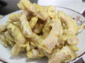 小火炸至八分熟，表面微黄起锅