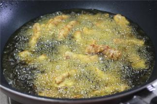 再把油温升至七成热，下里脊大火复炸1分钟