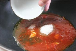 炒锅留底油，烧至8分热，放入蒜片炒出香味，放入1勺番茄酱，白醋1勺，白糖1勺，三者的比例均为1比1，可以根据制作的分量进行相应的调整。加少许盐和鸡精，加小半碗水，翻炒至粘稠的状态，加少许的淀粉勾芡