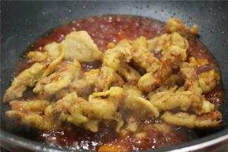 炸好的里脊放入炒好的酱汁中，翻炒至里脊表面均匀的裹上酱汁即可关火