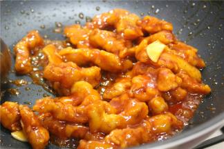 这一过程的时间不用太长，翻炒均匀即可出锅，防止酱汁长时间浸透面糊，口感回软