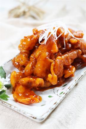 做好的糖醋里脊就可以盛出装盘了，切上少许的葱丝，不仅可以加以点缀，更可以中和甜腻感，让你：“一不小心”吃的更多呢！