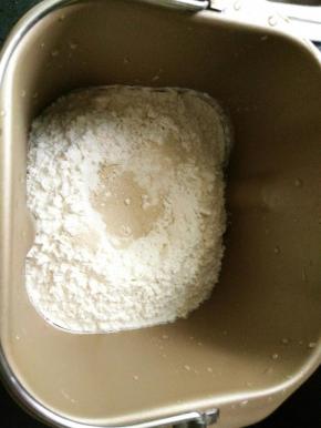 将所有材料放进面包桶里