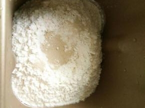 将所有材料放进面包桶里