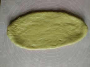 将面团擀成牛舌状