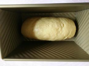 卷好之后收口处朝下，放进吐司模里，我这个450克的吐司模