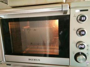 放进烤箱发酵，55度，大概40分钟左右，天热的地方直接放室温发酵就可以了