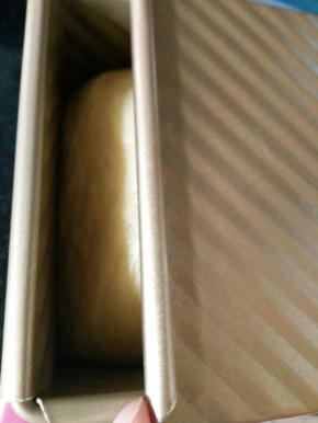 发到九分满就可以啦，我发的太满啦，打开盖子给压瘪啦一点