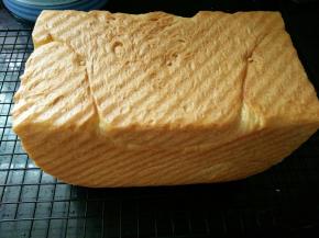 面包烤好马上脱模放晾架上