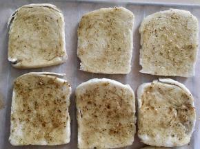 烤箱160度预热四分钟，将馒头片放入烤箱中层，上下火160度烤10分钟左右就好了