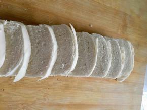 将馒头切成0.5厘米厚的切片