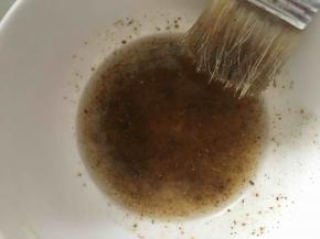 选择自己喜欢的植物油倒入碗中，按自己的口味倒入适量孜然复合调料，用毛刷搅拌均匀