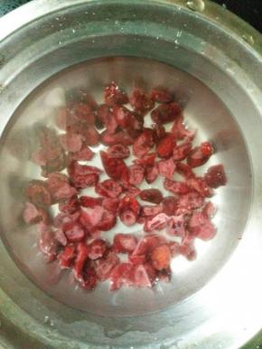 先将蔓越莓用水泡一下