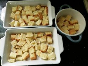 吐司切方形块状放进烤碗里