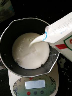 纯牛奶倒进锅里，要大点的奶锅，我这个小了，结果换了
