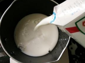 纯牛奶倒进锅里，要大点的奶锅，我这个小了，结果换了