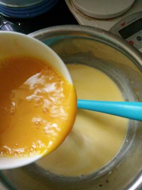 等奶液凉了将打散的鸡蛋倒进去