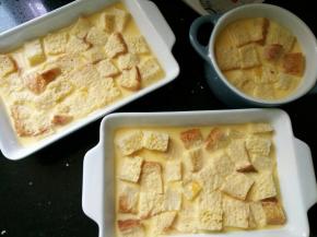 拌匀后倒入模具九分满