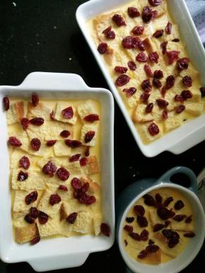 撒上泡好的蔓越莓