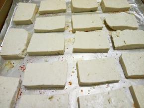 豆腐切薄块放入铺了锡纸的烤盘