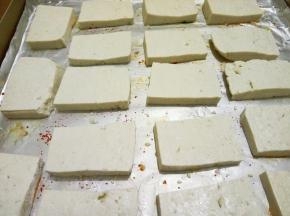 豆腐切薄块放入铺了锡纸的烤盘