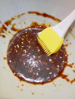 除了葱花，把各种调料混合均匀