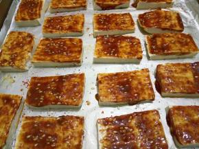 每块豆腐上都刷上调料