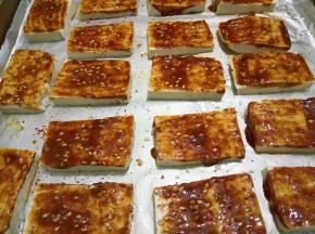每块豆腐上都刷上调料