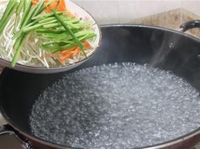 准备一锅开水，放入上面几步准备绿豆芽、黄瓜丝和胡萝卜丝，汆水的时间不要太长，要不不够脆 。