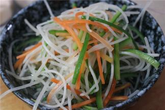 将汆水的菜，捞出后用凉水浸泡，保持爽脆的口感