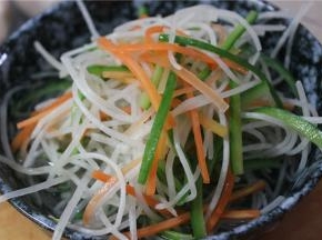 将汆水的菜，捞出后用凉水浸泡，保持爽脆的口感