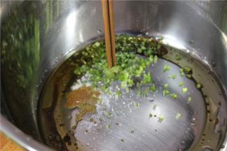 准备好一个扮菜的盆子，依次放入生抽，盐，鸡精，香油、花椒油，香菜碎，醋，青芥末少许