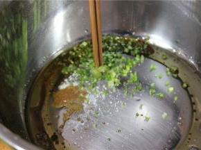 准备好一个扮菜的盆子，依次放入生抽，盐，鸡精，香油、花椒油，香菜碎，醋，青芥末少许